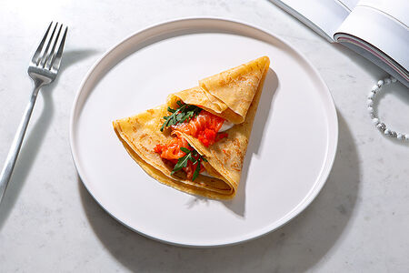 Блин с лососем и рукколой