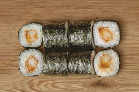 Маки с угрем