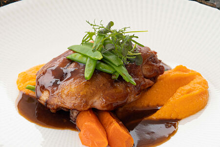 Кролик с печеной морковью и трюфельным соусом