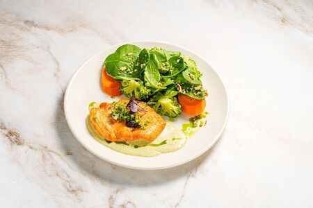 Курица на пару с овощами в сливочно-песто соусе