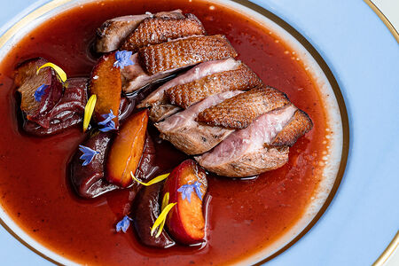 Утиная грудка с пюре из копченой сливы