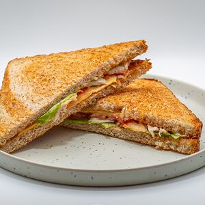 Сэндвич ржаной с курицей Цезарь