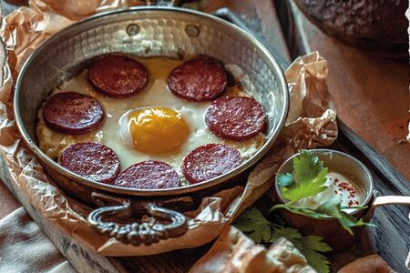 Турецкая яичница с колбасой 