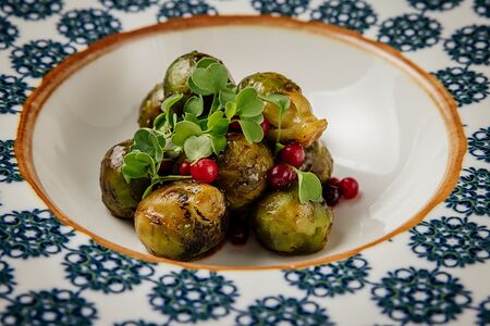 Брюссельская капуста с брусникой и перечным соусом