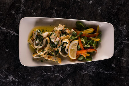 Кальмар в чесночном соусе