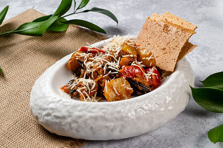 Горячий аджапсанадали с кукурузными чипсами