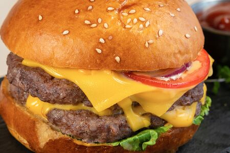 Бургер с двумя котлетами 