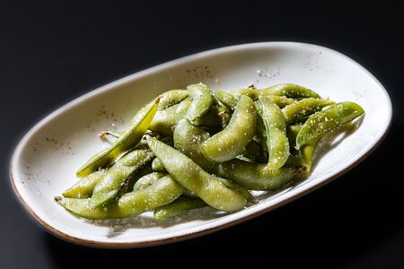 Бобы Эдамаме с гималайской солью