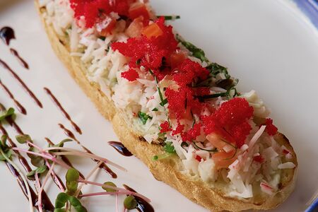Брускетта с крабом 