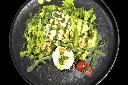 Салат с кальмаром и яйцом пашот