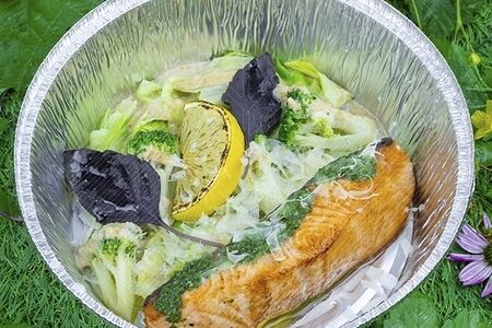 Кусок лосося на гриле с зелёными овощами