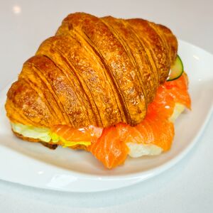 Круассан с лососем