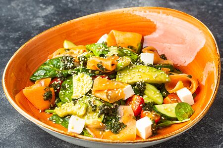 Салат с лососем и авокадо