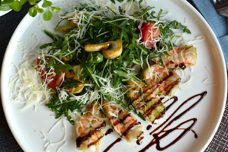 Салат с креветками