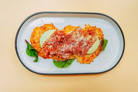 Картофельные драники с пармезаном, беконом, яичным муссом и яйцом пашот
