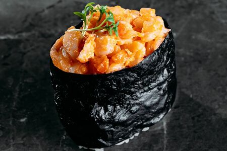 Спайси креветка гункан