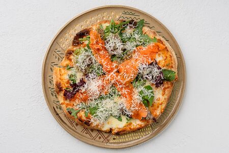 Пицца с лососем