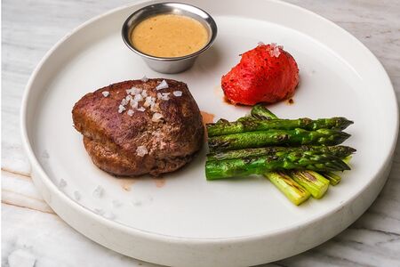 Филе Миньон со спаржей и томатом