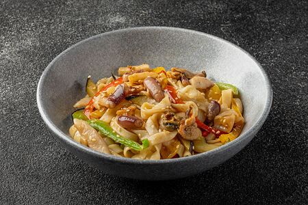 Пшеничная лапша с морским коктейлем