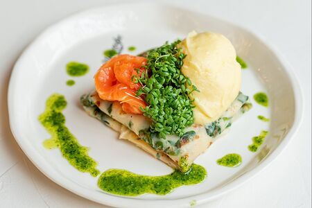 Блинчик со шпинатом и лососем