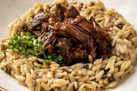 Телячьи щечки с грибным орзо