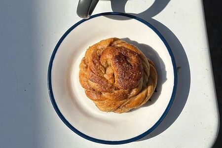 Шведская булочка с кардамоном и корицей на закваске