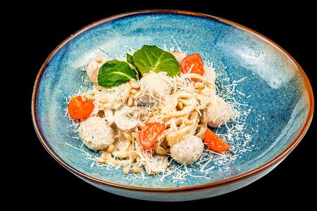 Спагетти с фрикадельками из цыпленка