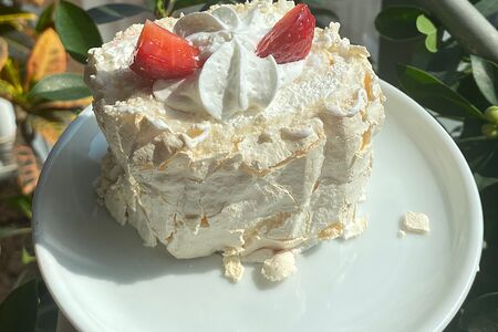 Меренговый рулет с клубникой