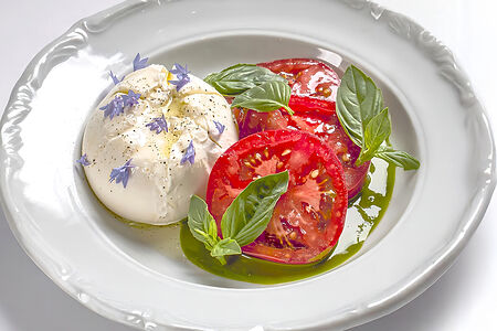 Буррата с томатами и соусом из щавеля и крапивы