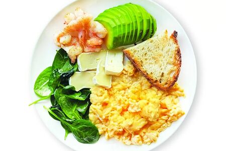 Болтунья с авокадо, креветками и сыром бри