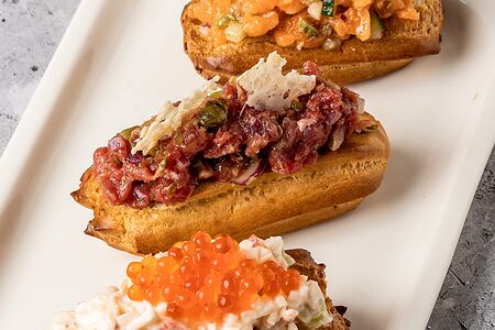 Ассорти эклеров с лососем, говядиной, креветками 