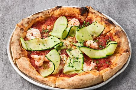 Пицца с креветками и цукини