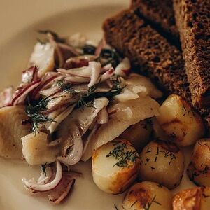 Сельдь с домашним картофелем и луком