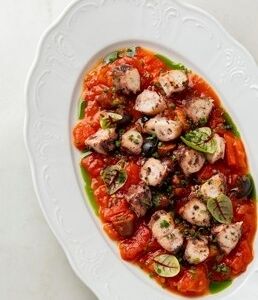 Осьминог с лечо из овощей