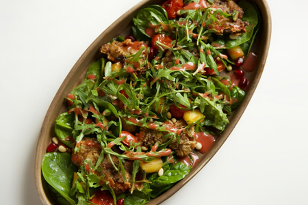 Салат с теплой печенью цыпленка и карамелезированным яблоком