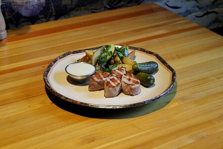 Свиные медальоны с картофелем по-деревенски