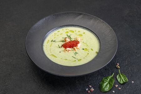 Крем-суп из брокколи с лососем и икрой