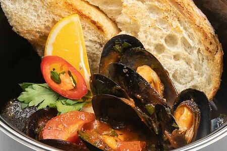 Мидии в пряно-томатном маринаде