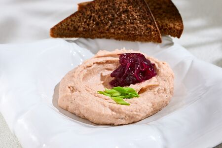 Фаршмак из лосося с тостами