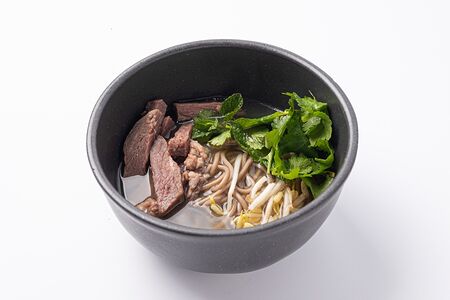 Пряный бульон из говядины с гречневой лапшой