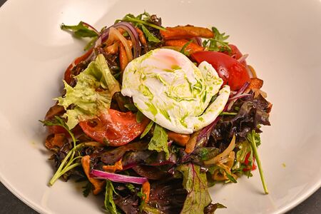 Салат с лисичками и яйцом пашот