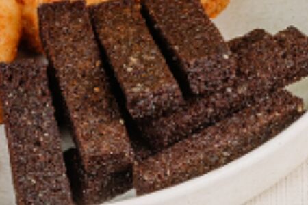 Гренки чесночные с соусом Тартар