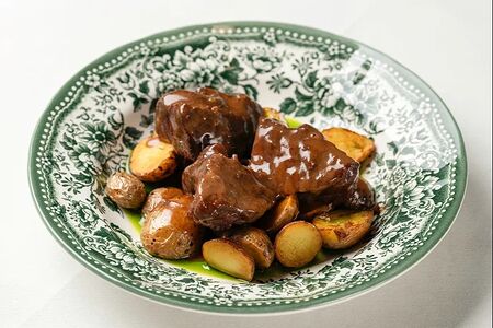 Телячьи щечки с жареным картофелем и соусом деми-гляс