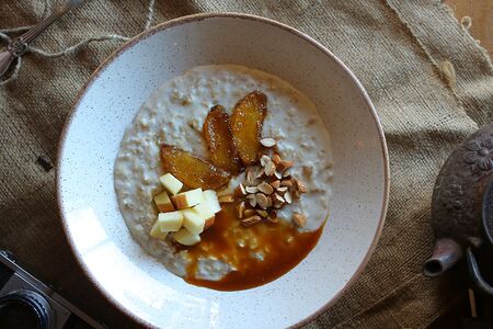 Овсяная каша с яблоками и карамелью