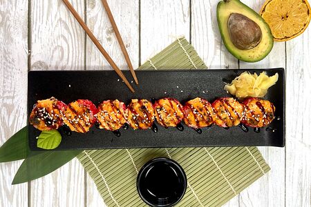 Запеченный ролл с креветкой и угрём spicy