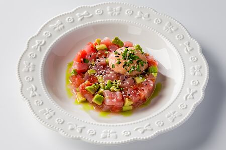 Тартар из тунца с авокадо и шисо