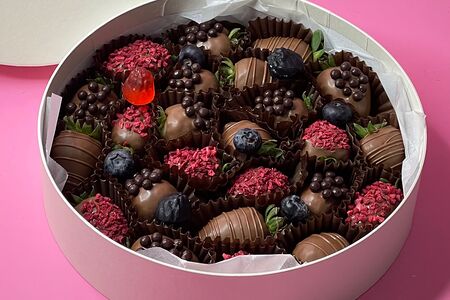 Круглая подарочная композиция из клубники в молочном шоколаде М