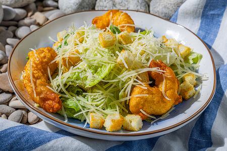 Салат с креветками с селедочным соусом