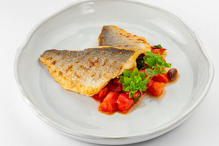 Дорадо с томатами и таджасскими оливками