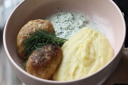 Щучьи котлеты с картофельным пюре и соусом дзадзики